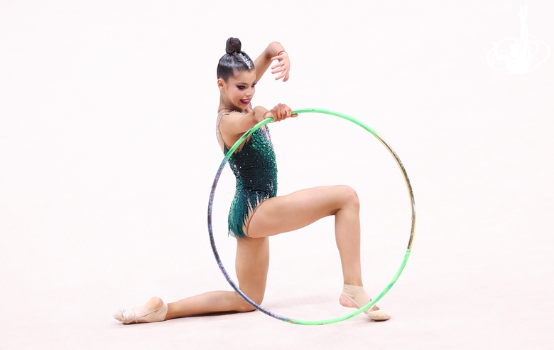 Каролина Тарасова во время упражнения с обручем