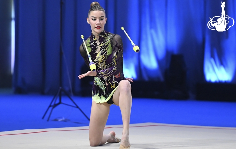 Анджела Мазибрада во время упражнения с булавами