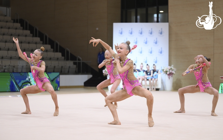 Групповички Свердловской области во время упражнения с булавами
