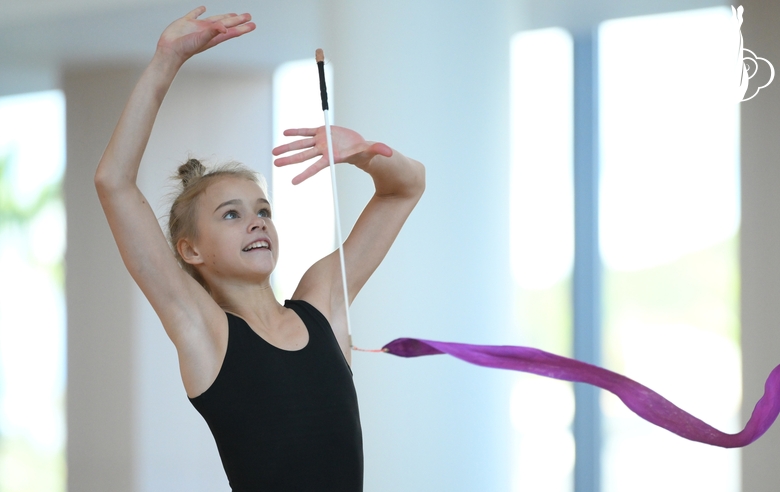 Кристина Войтенко во время упражнения с лентой