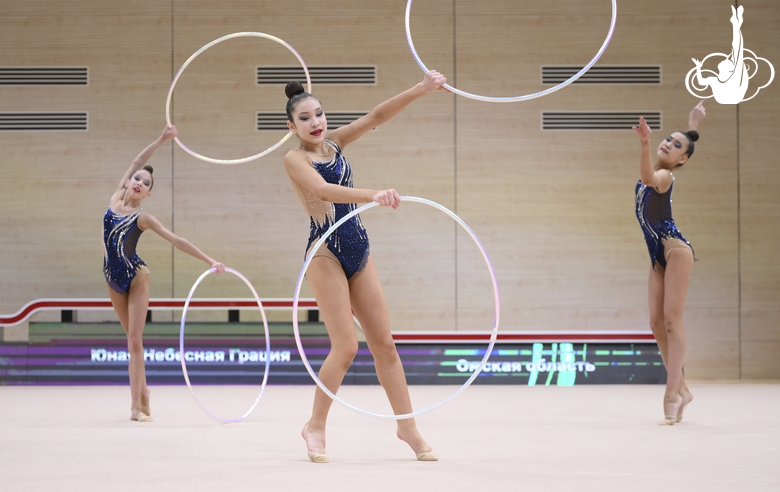 Групповички Омской области во время упражнения с обручами