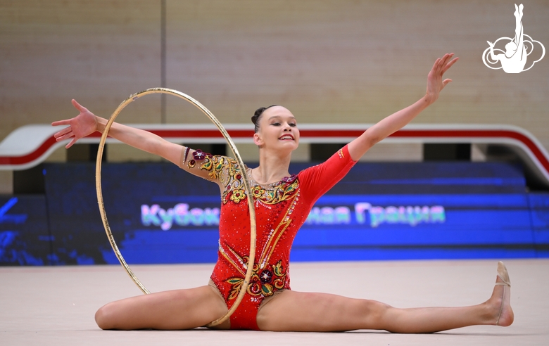 Гимнастка во время упражнения с обручем