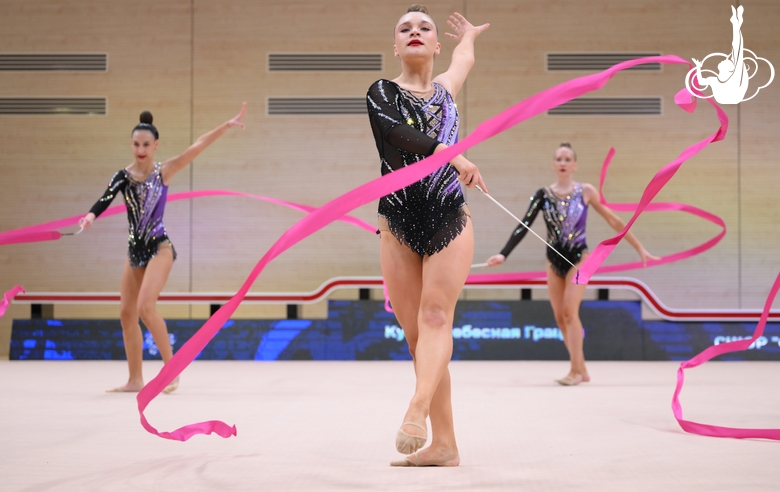 Групповички во время упражнения с лентами