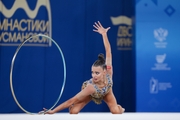 Анастасия Власенко во время упражнения с обручем
