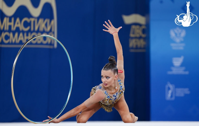 Анастасия Власенко во время упражнения с обручем