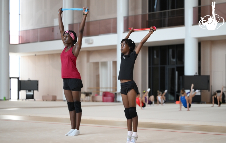 Гимнастки Маланда Майнга Месси Селест и Нкенко-Сита Давина Шансельви во время занятия на сборах в Академии