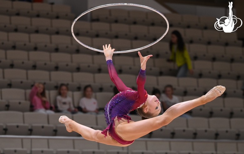 Гимнастка во время упражнения с обручем