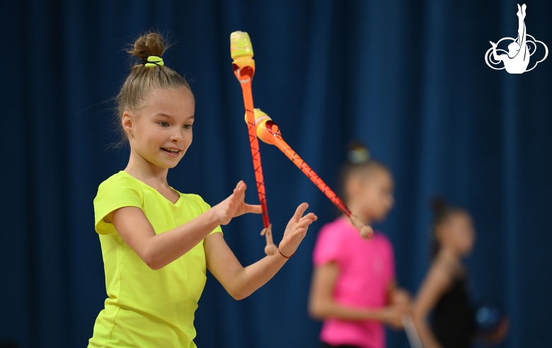 Лия Родионова во время упражнения с булавами на опробовании ковра в Академии единоборств