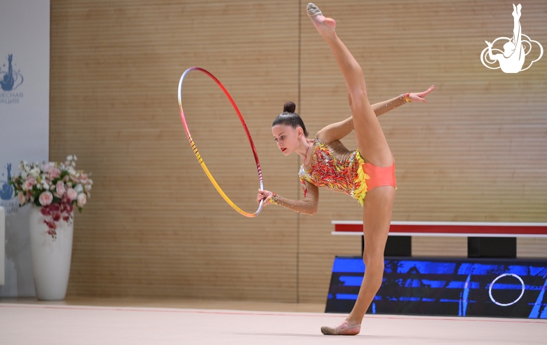 Гимнастка во время упражнения с обручем