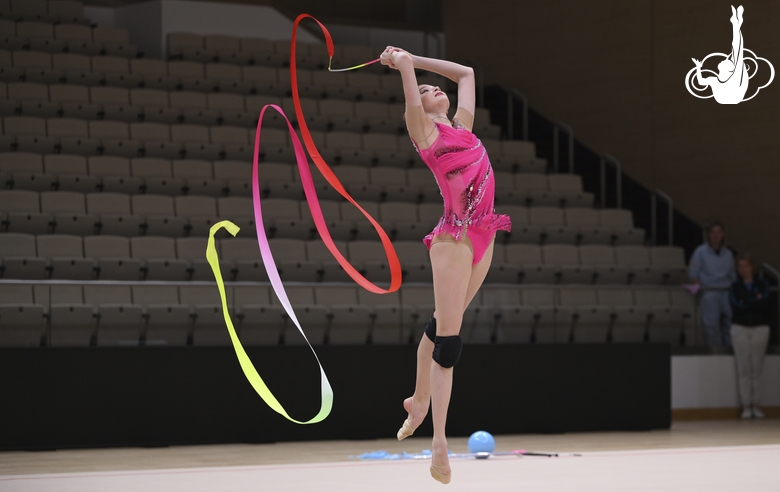 Александра Борисова во время упражнения с лентой