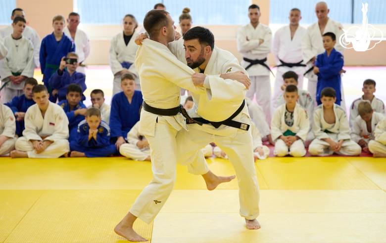 Олимпийский чемпион 2012 года Мансур Исаев с участниками фестиваля дзюдо