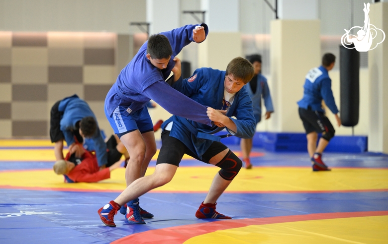 Участники сборов во время тренировки в Академии единоборств