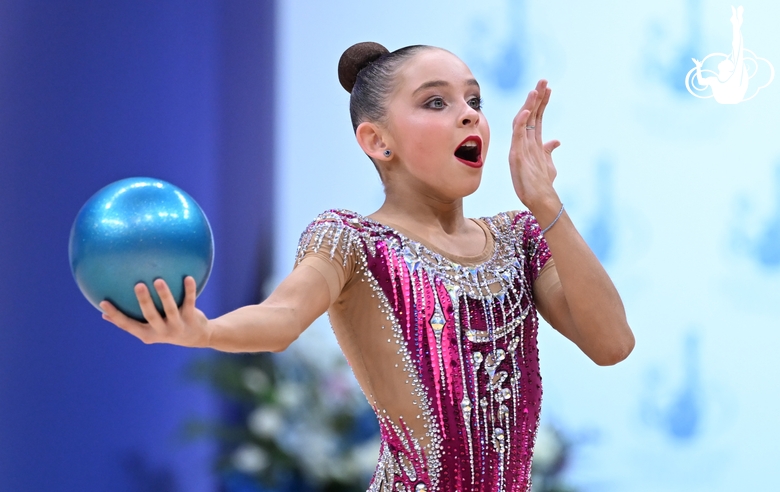 София Ильтерякова во время выполнения упражнения с мячом на всероссийском турнире «Кубок "Небесная грация"»
