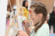 Юная гостья Академии в зоне для рисования