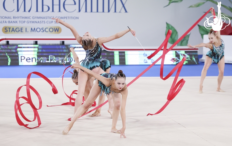 Групповички Пензенской области во время упражнения с лентами