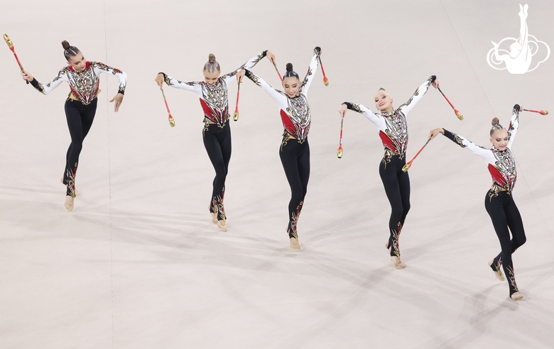 Групповички Академии во время упражнения с булавами