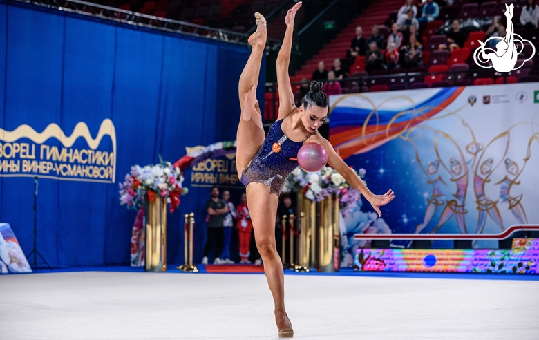 Лала Крамаренко во время упражнения с мячом