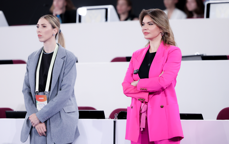 2 мая 2025 года. Олимпийская чемпионка Алина Кабаева — на опробовании ковра перед стартом 1-го этапа международного турнира «Кубок сильнейших»