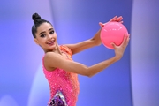 Гимнастка во время выполнения упражнения с мячом на всероссийском турнире «Кубок "Небесная грация"»