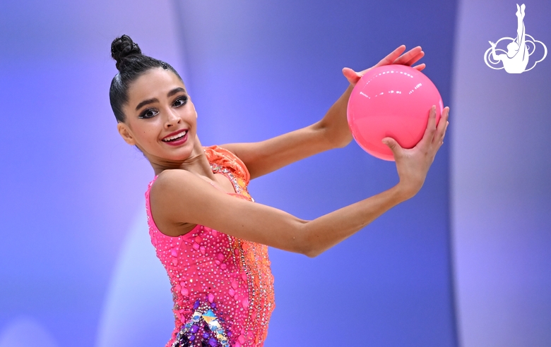 Гимнастка во время выполнения упражнения с мячом на всероссийском турнире «Кубок "Небесная грация"»