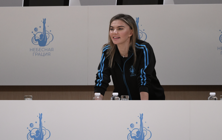 5 февраля 2025 года. Сириус. Олимпийская чемпионка Алина Кабаева оценивает работу гимнасток и делится с ними бесценным опытом.