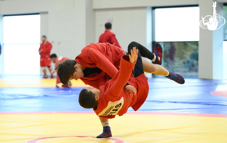 Участники сборов во время тренировки в Академии единоборств