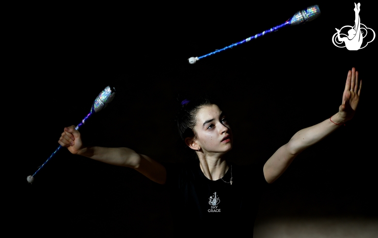 Анна Вакуленко во время упражнения с булавами