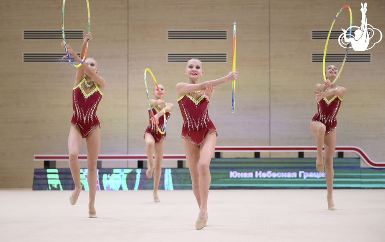 Групповички Алтайского края во время упражнения с обручами