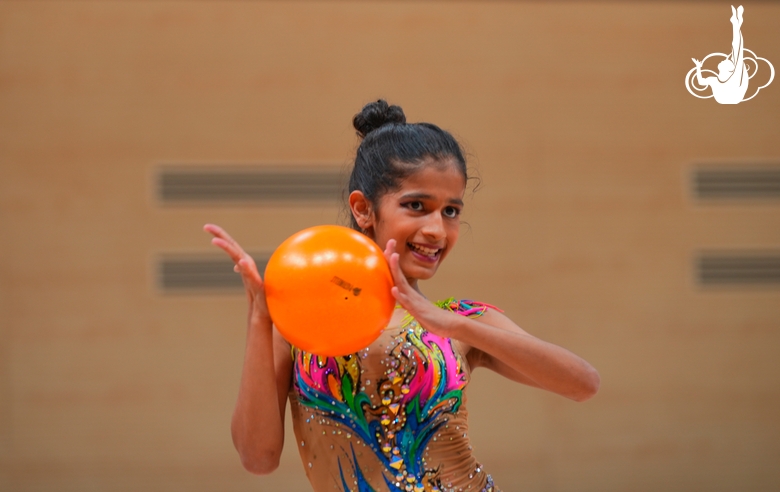 Гимнастка Авани Нитеш Кадам во время контрольной тренировки