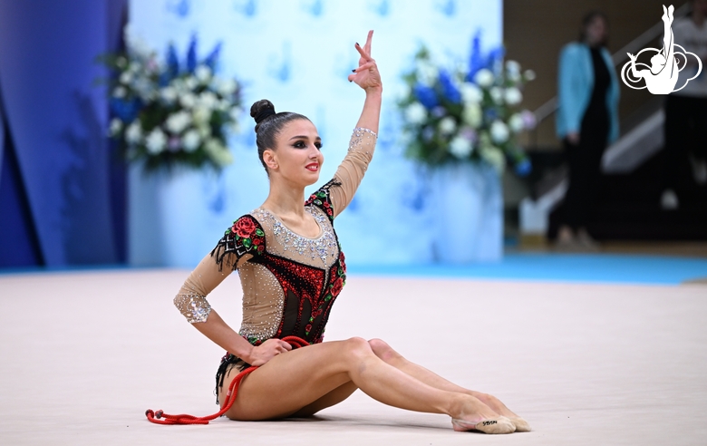 Анна Ткачук во время выполнения упражнения со скакалкой на всероссийском турнире «Кубок "Небесная грация"»