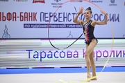 Каролина Тарасова во время упражнения с лентой