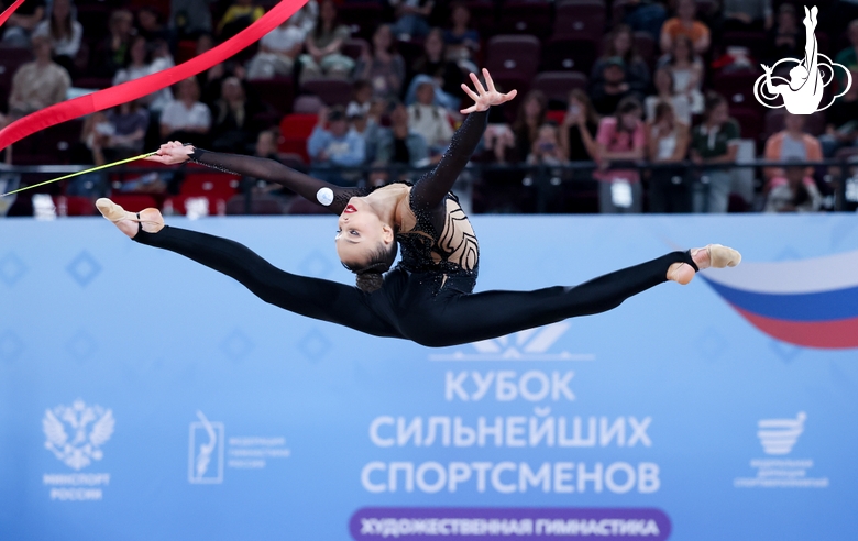 Мария Борисова во время упражнения с лентой