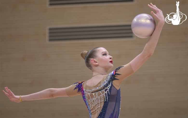 Александра Борисова во время упражнения с мячом