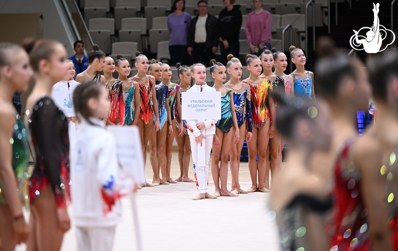 Гимнастки во время парада