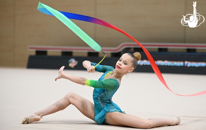 Гимнастка во время упражнения с лентой на турнире в Сириусе