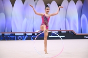 Арина Реквава во время выполнения упражнения с обручем на всероссийском турнире «Кубок "Небесная грация"»