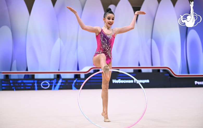 Арина Реквава во время выполнения упражнения с обручем на всероссийском турнире «Кубок "Небесная грация"»