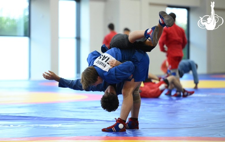 Участники сборов во время тренировки в Академии единоборств