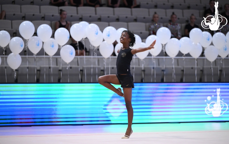 Нкенко-Сита Давина Шансельви во время выступления на отчетном концерте