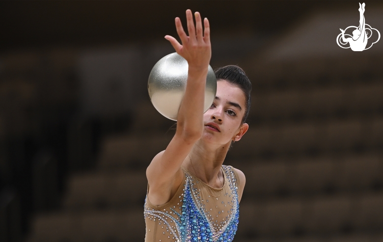 Анна Вакуленко во время упражнения с мячом во время контрольной тренировки