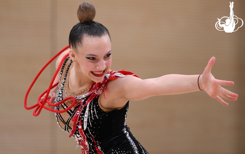 Гимнастка во время упражнения со скакалкой